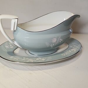 Royal Worcester Bone China Z2738 Gravy Boat And Under Plate Rose Pattern